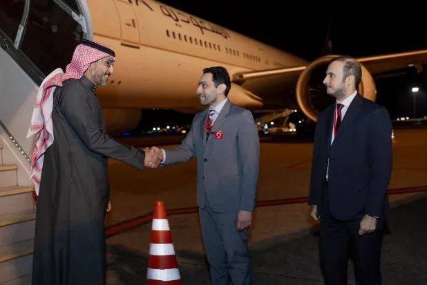 أنس النويصر يصافح القاسم لدى استقباله بعثة الأخضر في اليابان (المنتخب السعودي)