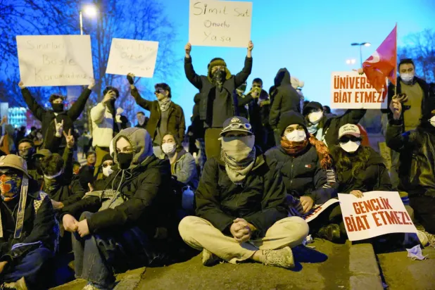 Üniversite öğrencileri İmamoğlu'nun gözaltına alınmasına karşı İstanbul'da gösteri yaptı, 21 Mart (Reuters)