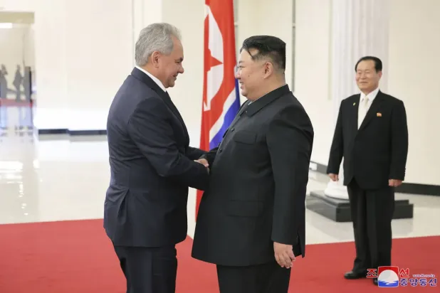 Kuzey Kore lideri Kim Jong-un, Pyongyang'daki görüşmeleri sırasında Rusya Güvenlik Konseyi Sekreteri Sergey Şoygu ile el sıkıştı. (AP)