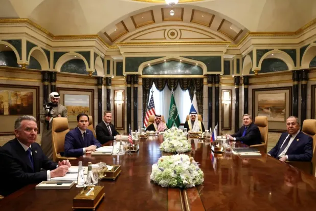 ABD ve Rus heyetleri arasında 18 Şubat'ta Riyad'daki Diriyeh Sarayı'nda gerçekleştirilen Cidde görüşmelerinden bir kare (Reuters)