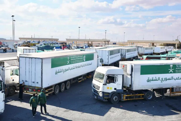 شاحنات قرب مَنفذ جابر الأردني في طريقها نحو العاصمة السورية ضمن الجسرين الجوي والبري (واس)