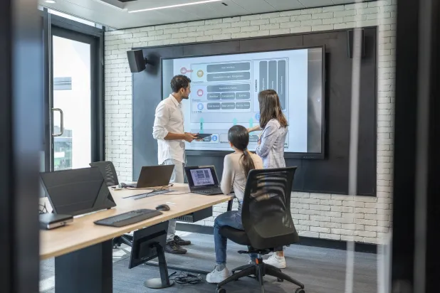 تساهم تقنيات  الذكاء الاصطناعي وأنظمة الكاميرات المتقدمة في تحسين جودة التعلّم الهجين وتعزز التفاعل في البيئات التعليمية (غيتي)