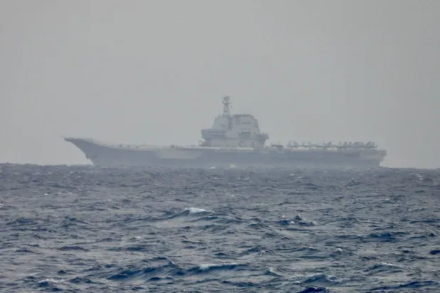 حاملة الطائرات الصينية «شاندونغ» تبحر قبالة سواحل تايوان (أ.ف.ب)