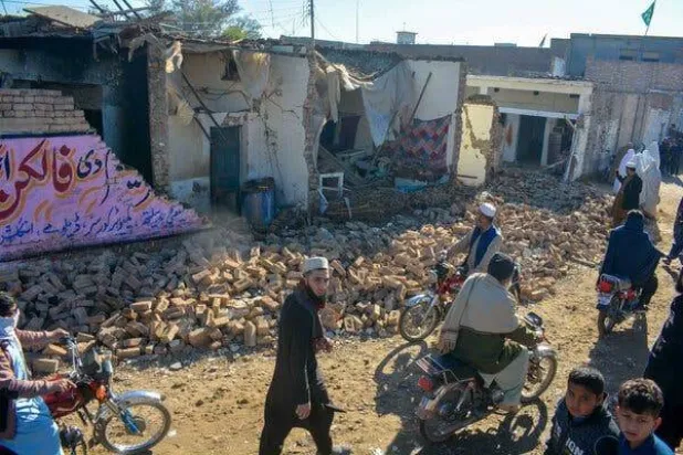 آثار تفجير انتحاري في مارس أودى بحياة 18 شخصاً في قاعدة عسكرية بباكستان. تتهم باكستان إدارة «طالبان» الأفغانية بإيواء مسلحين باكستانيين مما أسهم بتفاقم عمليات الترحيل الباكستانية للاجئين الأفغان (غيتي)