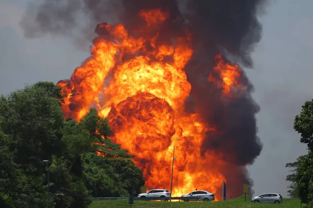 الانفجار وقع بالقرب من محطة وقود في منطقة بوترا هايتس بولاية سيلانغور (إ.ب.أ)