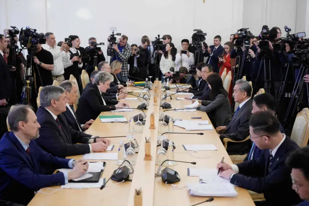 جانب من مباحثات وزيري الخارجية الروسي والصيني في موسكو اليوم (أ.ف.ب)