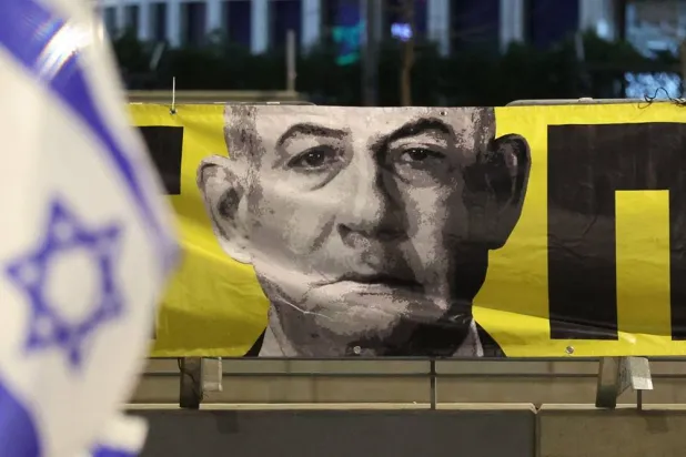  A portrait of Israel's Prime Minister Benjamin Netanyahu hangs on the sidewalk during an anti-government protest calling for action to secure the release of Israeli hostages held captive since the October 7 attacks by Palestinian fighters in the Gaza Strip, in front of the Israeli Defense Ministry in the coastal city of Tel Aviv on March 29, 2025. (AFP)