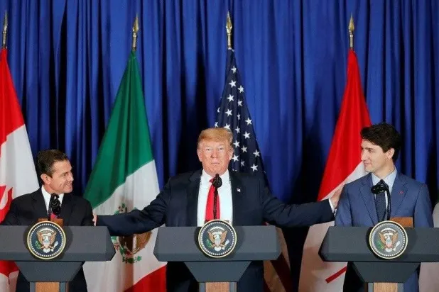 ترمب يتوسط رئيس وزراء كندا ورئيس المكسيك بعد توقيع اتفاقية التجارة الحرة في 2019 (أرشيفية-رويترز)