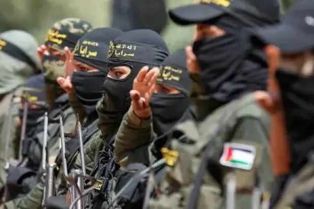 مسلّحون من حركة «الجهاد الإسلامي» يؤدون التحية العسكرية خلال حفل تخرج بمعسكر صيفي نظمته الحركة بمدينة غزة 30 يونيو 2021 (رويترز-أرشيفية)