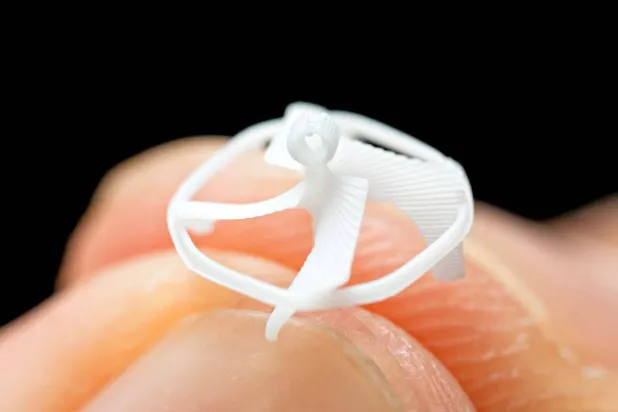 يعتمد الروبوت على مجال مغناطيسي خارجي لتوليد الطاقة والتحكم ما يلغي الحاجة إلى بطارية أو دوائر إلكترونية معقدة (بيركلي)