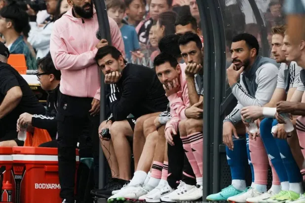 تشيوكو سيسمح له بالوجود في غرفة خلع الملابس والمناطق المختلطة فقط (رويترز)