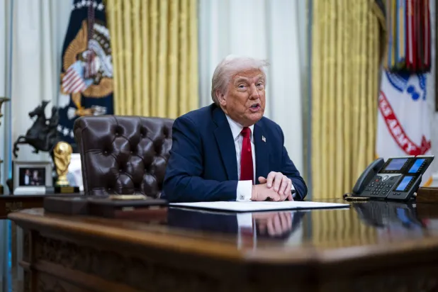 الرئيس الأميركي دونالد ترمب أثناء توقيع أمر تنفيذي في المكتب البيضوي بالبيت الأبيض بالعاصمة واشنطن 31 مارس 2025 (إ.ب.أ)