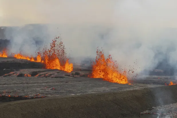 صورة تظهر ثوران البركان بآيسلندا (إ.ب.أ)
