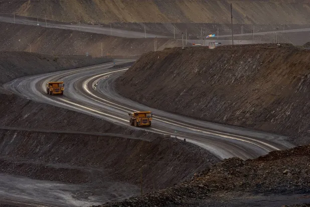 أعمال تعدين في حفرة كبيرة بمنطقة كيزيل بكازاخستان تابعة لشركة «سوليدكور»... (الموقع الإلكتروني للشركة)