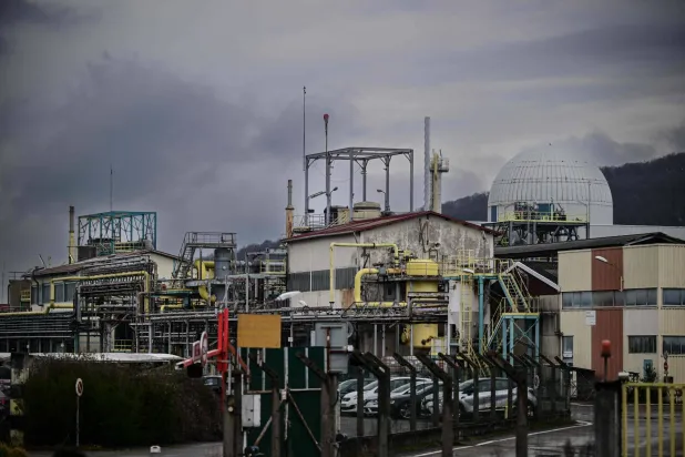 مصنع المواد الكيميائية فينكوريكس في جبال الألب الفرنسية (أ.ف.ب)