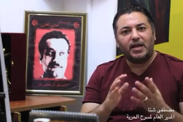 مصطفى شتا مدير «مسرح الحرية» في صورة ملتقطة من مقطع فيديو على «فيسبوك»