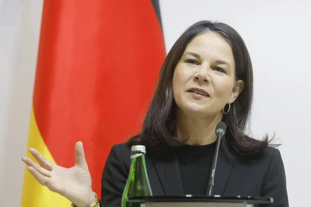 وزيرة الخارجية الألمانية بالإنابة أنالينا بيربوك خلال مؤتمر صحافي مشترك بعد اجتماع مع نظيرها الأوكراني سيبيها في أوكرانيا يوم 1 أبريل 2025 (إ.ب.أ)