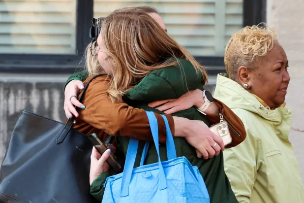 موظفتان في وزارة الصحة يحضن بعضهما بعضاً بعد قيام إدارة ترمب بطرد موظفين من مراكز السيطرة على الأمراض والوقاية منها (رويترز)