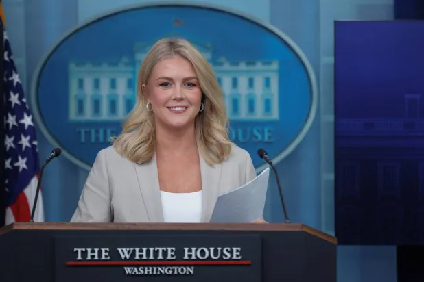 المتحدثة باسم البيت الأبيض كارولاين ليفيت خلال مؤتمر صحافي في البيت الأبيض في العاصمة الأميركية واشنطن... 1 أبريل 2025 (رويترز)