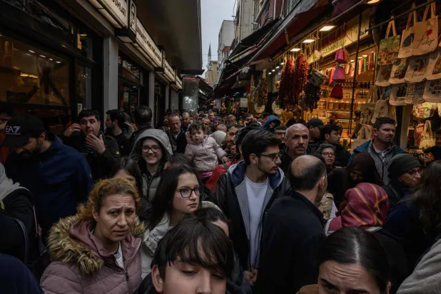 دعوات للامتناع عن التسوّق الأربعاء احتجاجاً على توقيف طلاب كانوا يتظاهرون دعماً لرئيس بلدية إسطنبول المسجون (أ.ف.ب)