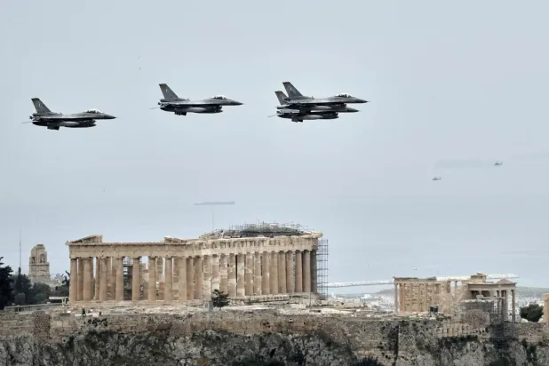 مقاتلات «إف - 16» أميركية تابعة لسلاح الجو اليوناني في سماء أثينا (أ.ب) 