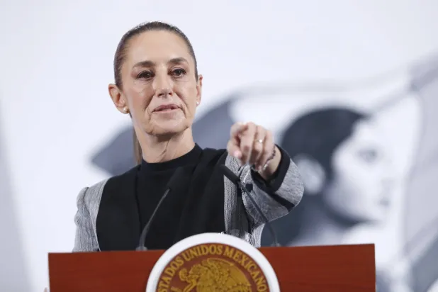 الرئيسة المكسيكية كلاوديا شينباوم خلال حديثها الصحافي في القصر الوطني بالعاصمة مكسيكو (إ.ب.أ)
