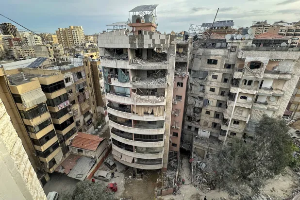 جانب من الأضرار الناجمة عن الغارة الإسرائيلية على الضاحية الجنوبية لبيروت أمس (إ.ب.أ)