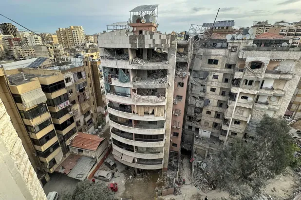 İsrail tarafından dün Beyrut'un güney banliyösüne düzenlenen saldırının yol açtığı hasardan (EPA)