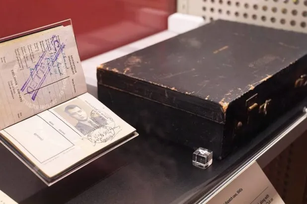 01 April 2025, United Kingdom, Richmond: Guy Burgess' passport and briefcase are displayed during a preview of the MI5: Official Secrets exhibition at the National Archives in Kew. (Jonathan Brady/PA Wire/dpa)