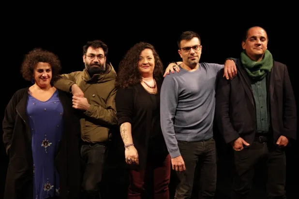 فريق زقاق الذي يعمل معاً منذ نحو 20 عاماً (مسرح زقاق)