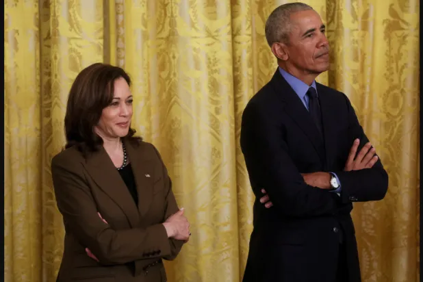 الرئيس الأميركي السابق باراك أوباما ونائبة الرئيس السابقة كامالا هاريس (رويترز)