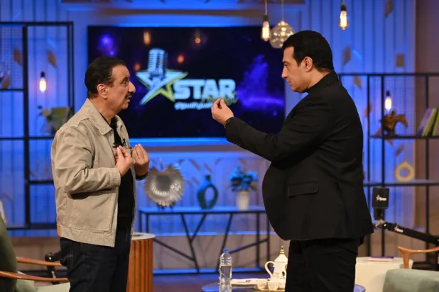 حسن عسيري خلال استضافته المطرب إيهاب توفيق (الشرق الأوسط)