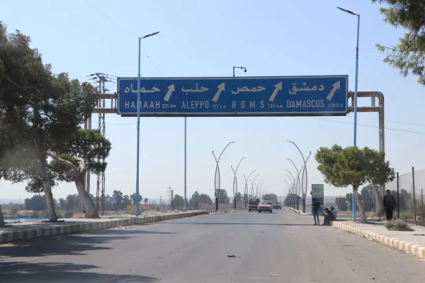 لافتة مرورية تشير إلى العاصمة دمشق ومدينة حلب ثاني كبرى مدن سوريا (الشرق الأوسط)