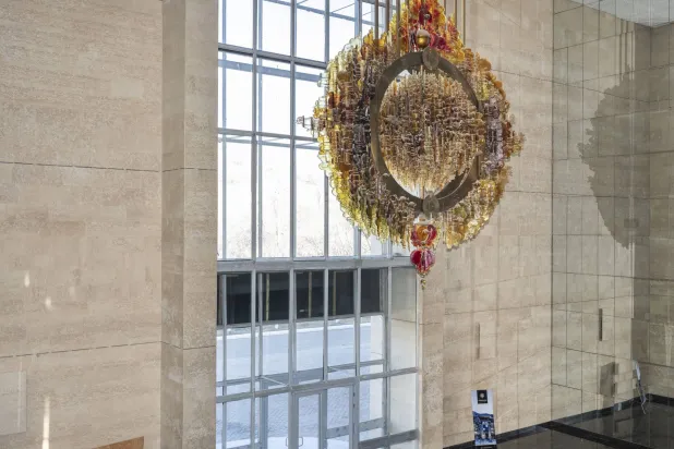 ثريا من رقائق الزجاج داخل معهد الشمس بطشقند (كاريل بالاس. من كتاب "طشقند: عاصمة الحداثة"، ريزولي نيويورك. بإذن من مؤسسة أوزبكستان لتنمية الفن والثقافة.)