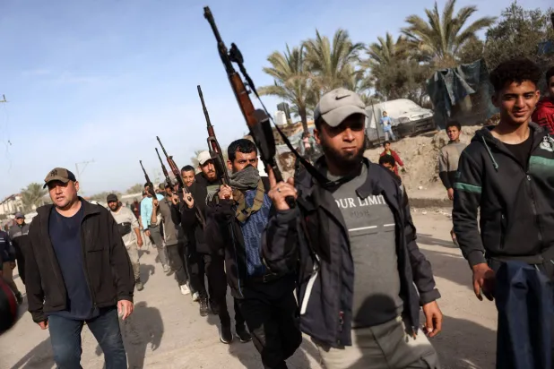 أفراد من حركة «حماس» في مخيم النصيرات مع بدء الهدنة مع إسرائيل في يناير الماضي (أ.ف.ب)