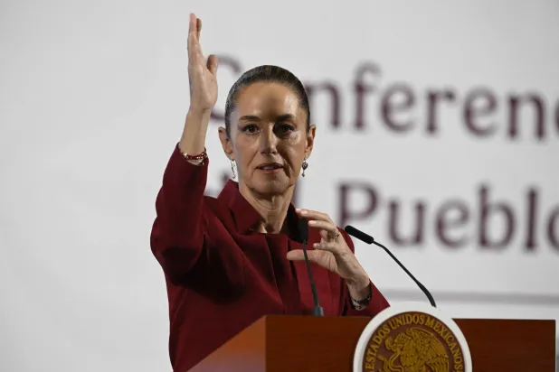 رئيسة المكسيك تشير بيدها أثناء مؤتمرها الصحافي بالقصر الوطني بمدينة مكسيكو (أ.ف.ب)