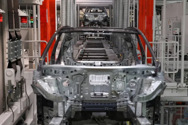 سيارات كهربائية قيد الإنتاج بمصنع لشركة «نيو» الصينية في هيفاي بمقاطعة آنهوي الصينية (رويترز)