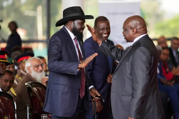 الرئيس الجنوب سوداني سلفا كير (يسار) يصافح القيادي باقان أموم أوكيتش خلال إطلاق محادثات السلام لجنوب السودان في قصر الرئاسة بنيروبي - كينيا 9 مايو 2024 (أ.ب)