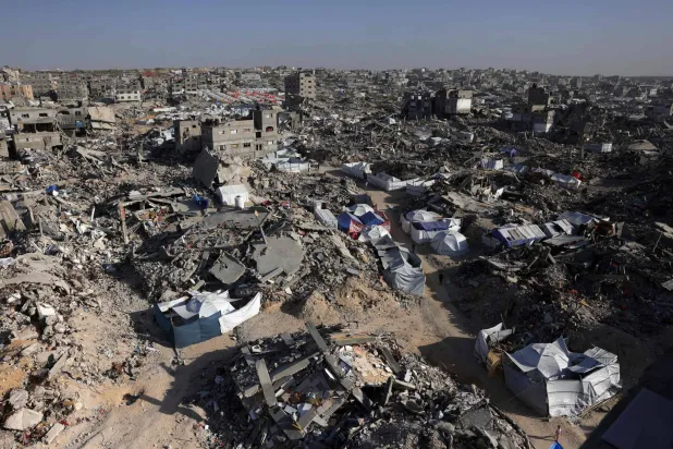 خيام لإيواء النازحين الفلسطينيين أُقيمت وسط حي مدمّر جراء الحرب في مخيم جباليا للاجئين بشمال غزة (أ.ف.ب)