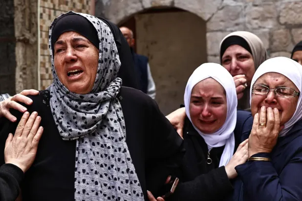 Hamza Muhammed Said Hammaş'ın cenaze töreni sırasında ağlayan yakınları (AFP)