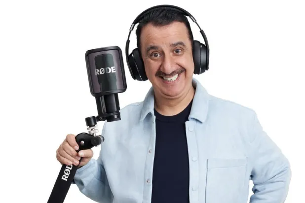 عسيري استعان بحسِّه الكوميدي في البرنامج (الشرق الأوسط)