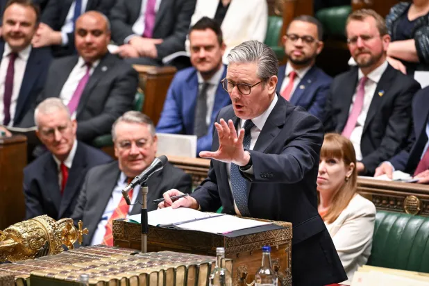 ستارمر وهو يتحدث خلال الجلسة الأسبوعية لجلسات أسئلة رئيس الوزراء في مجلس العموم (أرشيفية - أ.ف.ب)
