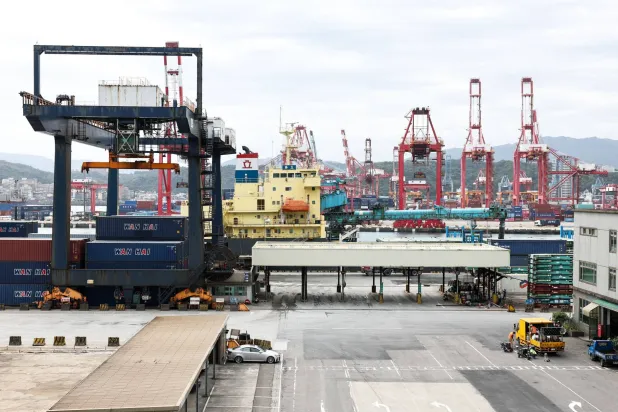 رافعات في ميناء كيلونغ بجزيرة تايوان (أ.ف.ب)