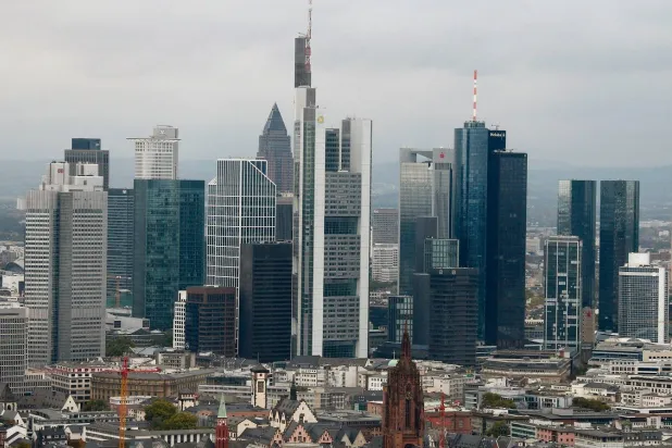 أفق الحي المالي في فرانكفورت (رويترز)