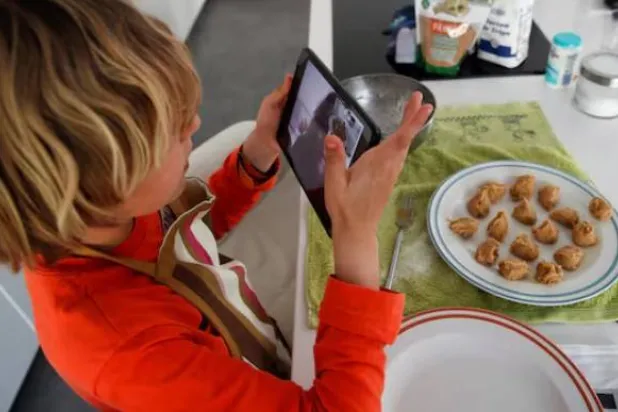 إشراك الأطفال في طهي الطعام يزيد من حبهم لتناول الأكل الصحي (رويترز)