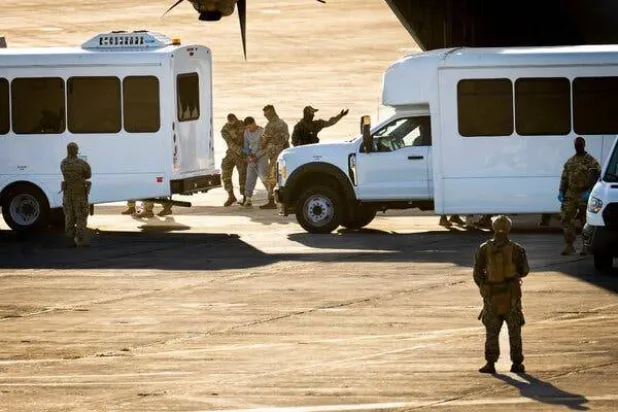 أرسلت الإدارة الأميركية نحو 400 رجل نصفهم على الأقل من الفنزويليين إلى غوانتانامو منذ فبراير كجزء من حملة الرئيس ترمب على الهجرة غير الشرعية (نيويورك تايمز)