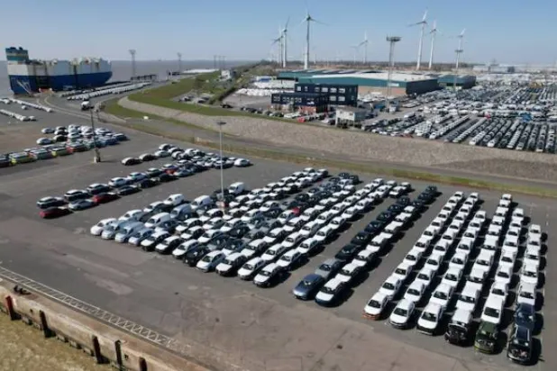 سيارات مجموعة «فولكسفاغن» المخصصة للتصدير إلى الولايات المتحدة على متن سفن الشحن في ميناء إمدن (رويترز)