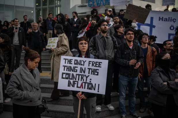طلاب جامعيون رفعوا لافتة كتب عليها «الشيء الوحيد الذي يتمتع بالحرية في هذا البلد هو التضخم» خلال الاحتجاجات على اعتقال رئيس بلدية إسطنبول أكرم إمام أوغلو (أ.ف.ب)