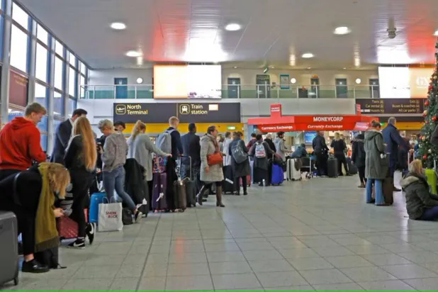 ركاب ينتظرون في المبنى الجنوبي بمطار «غاتويك»... (رويترز)
