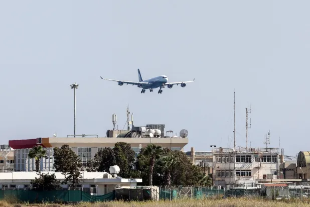 طائرة تقلع من مطار بيروت يوم 7 أكتوبر 2024 (رويترز)